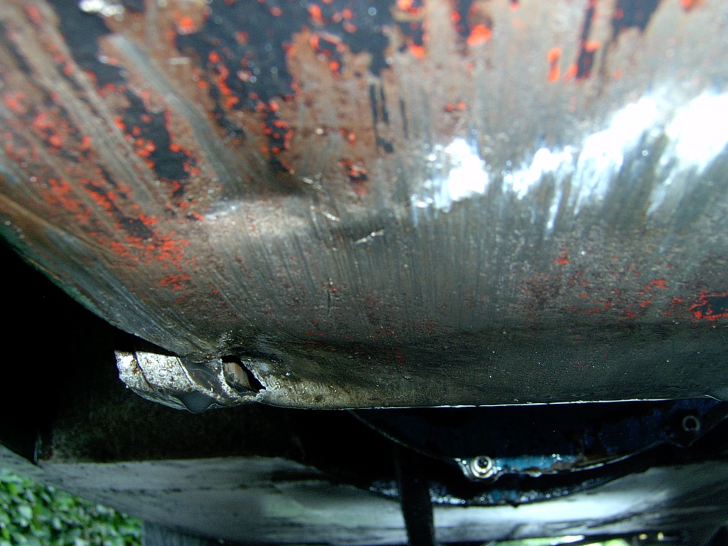 The cracked oil sump pan
